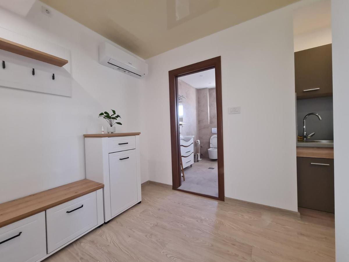 Airport Molko Apartments Surcin Экстерьер фото
